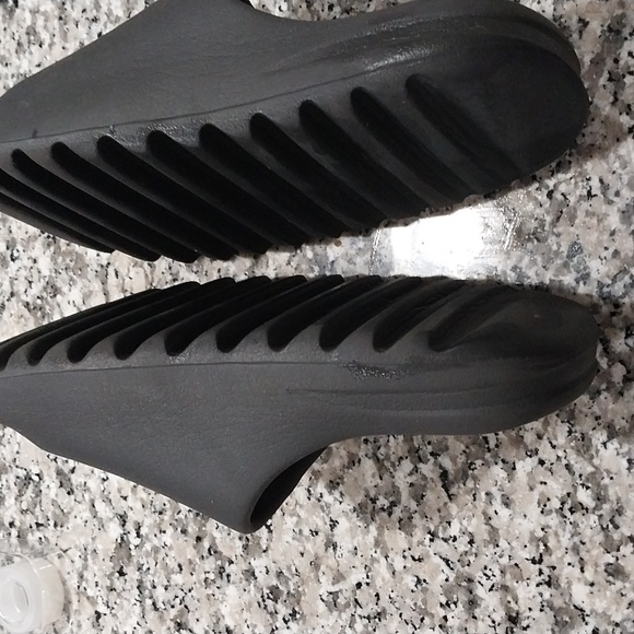 Yeezy By Addia Size 10 Men - Picture 4 of 6